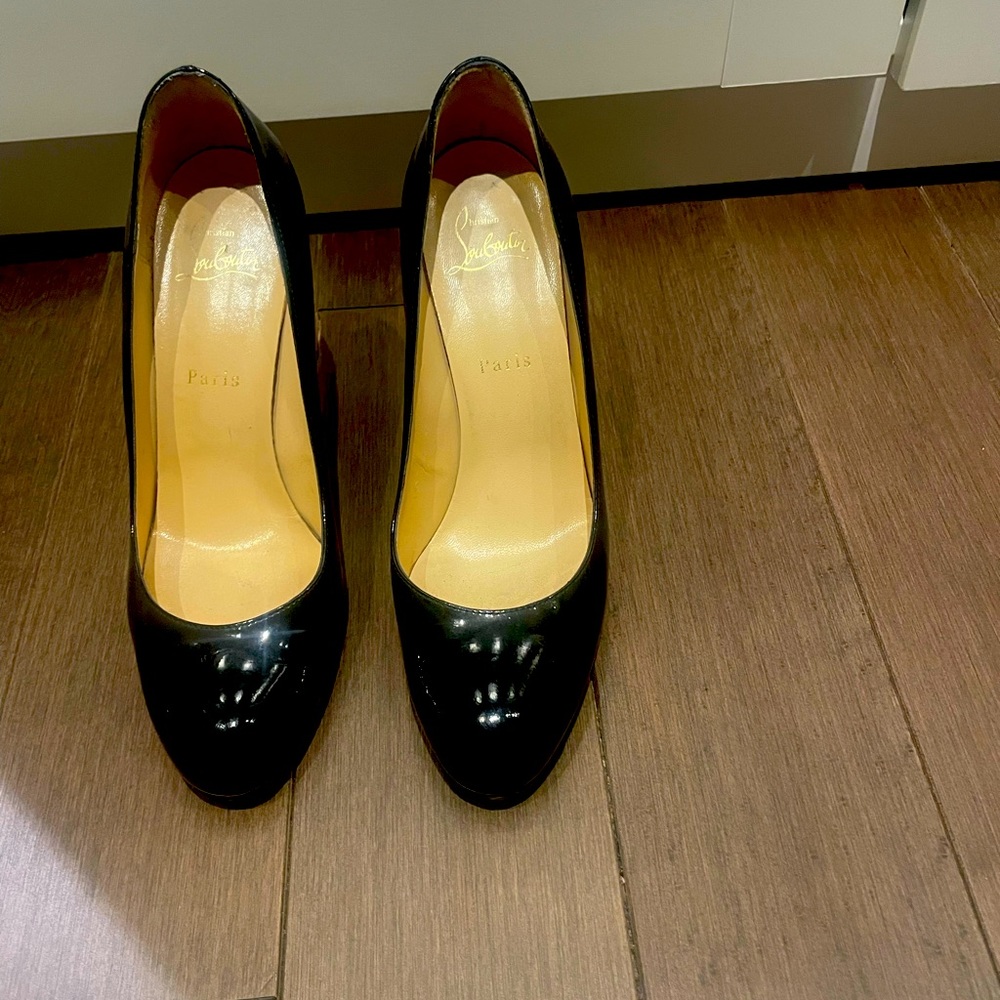 CHRISTIAN LOUBOUTIN Patent leather pumps